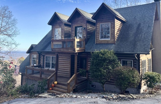 Mountain Top Cabin in Lake Lure~Year Round Awesome Mountain/Sunset Views~Hot Tub