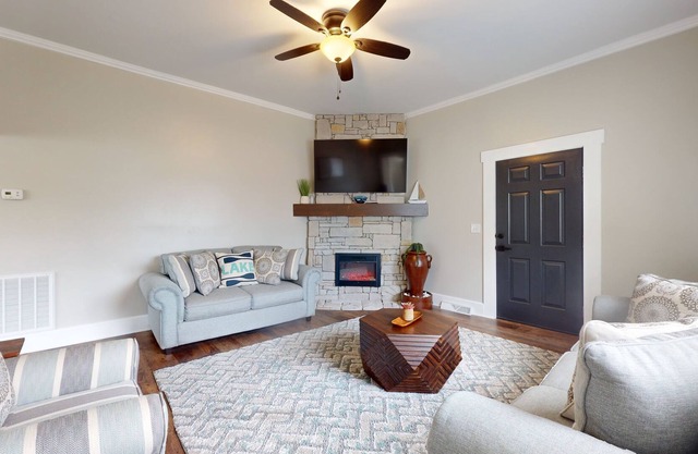 Mountain-view downtown retreat with grill, deck, streaming, fireplace, & AC