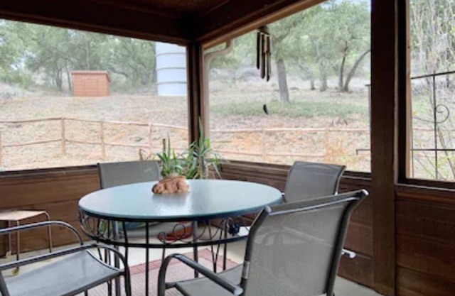 Mountain View Guest House Cabin- Located 10 miles from Enchanted Rock State Par