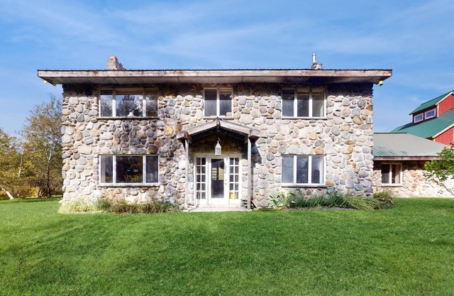 Mountain view house w/two fireplaces, BBQ, w/d, jacuzzi, wifi, a/c