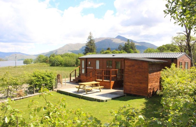 Mountain View - luxury cabin with spectacular alpine and loch views