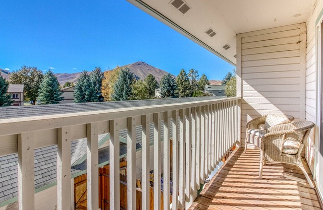 Mountain view townhome w/ patio, kitchen - 2 miles from Hailey