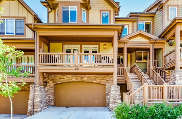 Mountain-view townhouse with hot tub, balcony, fireplace, grill, & media room