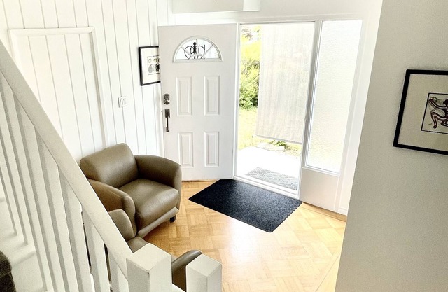 Mountain Views-Central Lonsdale- upper unit with huge deck