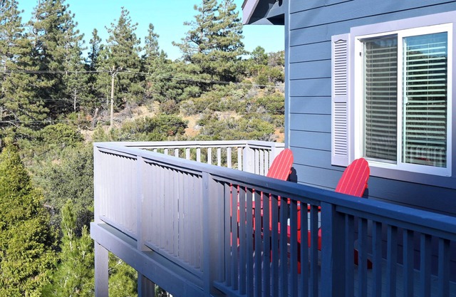 Mountains retreat with amazing views near town - private romantic gateway