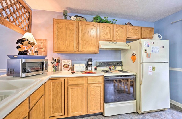 Mountainside Retreat: Stunning Watauga Lake Views!
