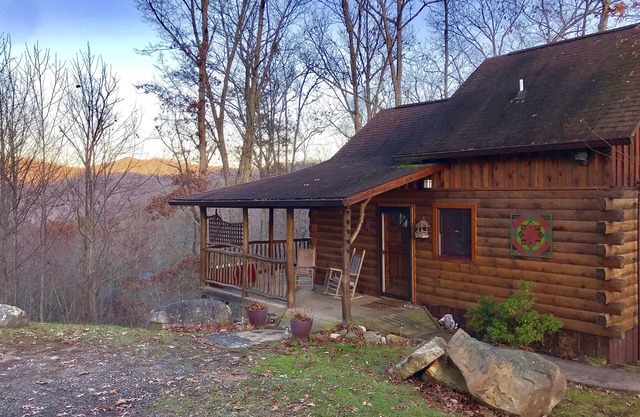 Mountaintop View 1.5 miles from downtown. Hot Tub, WiFi, Fireplace