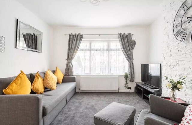 Moydom- Cosy one bed apartment- 2 mins from Gants Hill Tube station