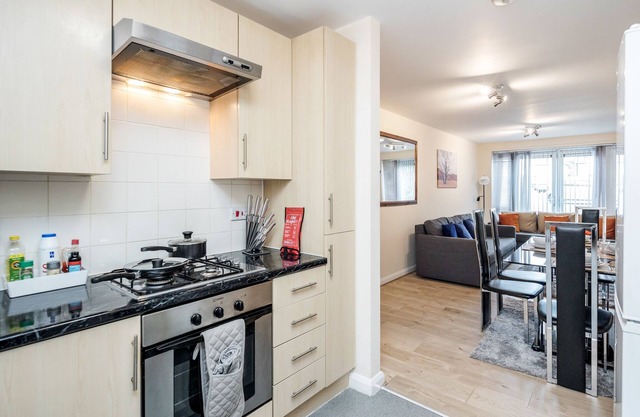 MPLA Watford WD18 Corporate Let 2-bed with Parking