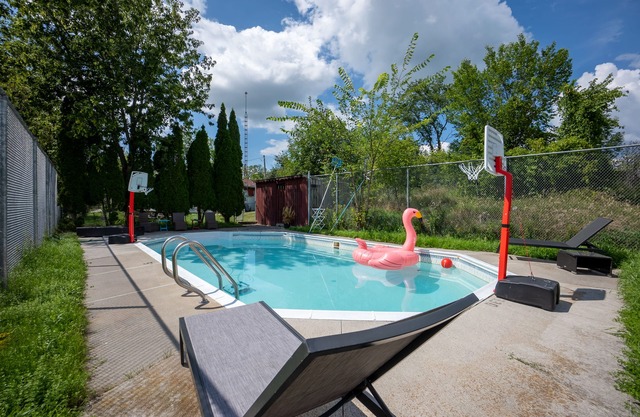Multi-Family Private Resort (Pool, Gardens, Swings, 3-Full Homes) *Sleeps 30*