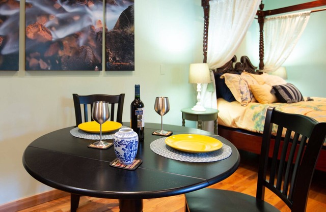 Multnomah Hidden Pond - stunning upscale romantic in lush background setting