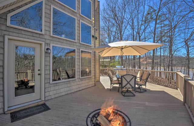 Murrayville Lakefront Cabin w/Boat Slip & Grill!