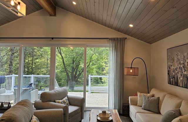 Muskoka River Retreat - Where Nature Meets Elevated Comfort