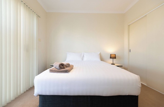 Muswellbrook Villa 1 - Spacious, Comfy, Full Amenities - Shared Garden and Pool
