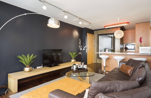 My Space Barcelona Apart. Cerca de la Quiron for 20 people in 5 rooms