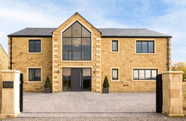 MYLSTONE HOUSE, family friendly, with hot tub in Langho, Lancashire