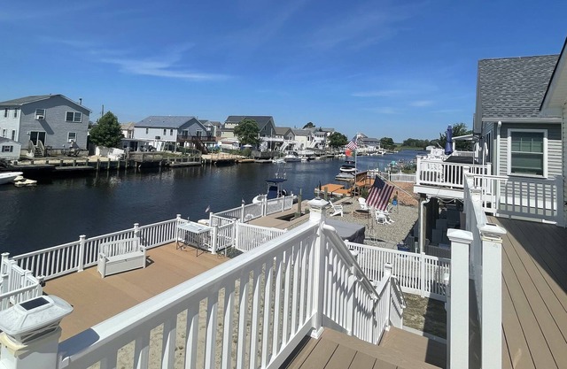 Mystic Island 3br 1.5ba paddle boards, water mat, floating dock & fun for all