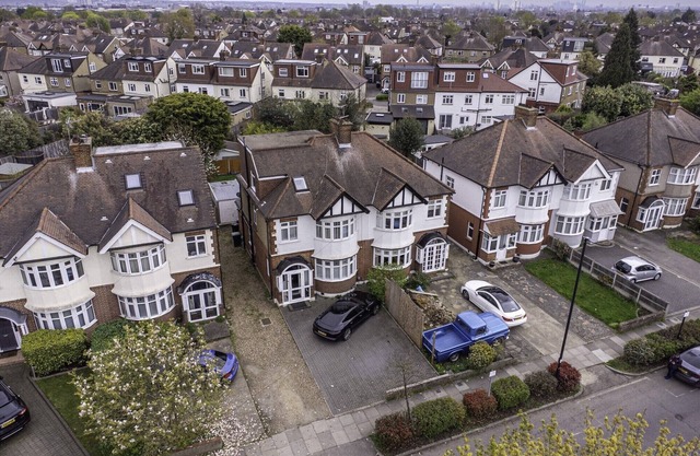 n"Exquisite 4/5 Bedroom Modern Marvel 5 minute walk to Enfield Town station