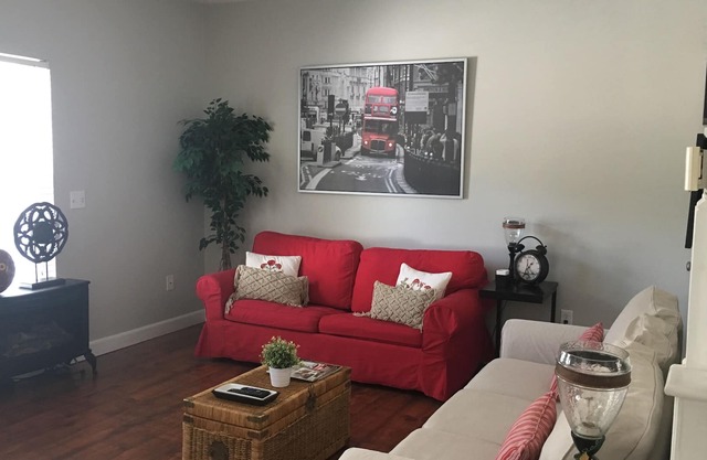 Nan's Place- 3 bed/2 bath, 2.5 Miles to DUKE, DOWNTOWN DURHAM, UNC & RTP.