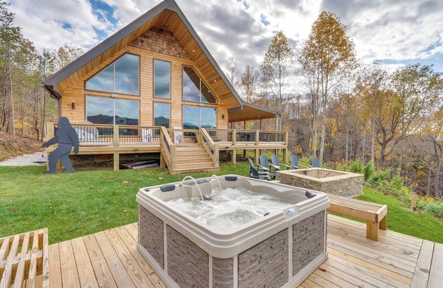 Nantahala Forest Cabin w/Fire Pits & Hot Tub!