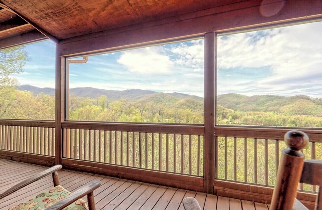 Nantahala Treehouse by Chatuge Home Concierge, Mountian view, deck fire pit