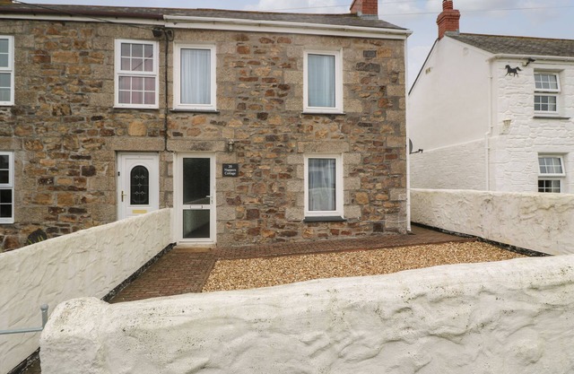 NAPPERS COTTAGE, pet friendly, with a garden in Connor Downs