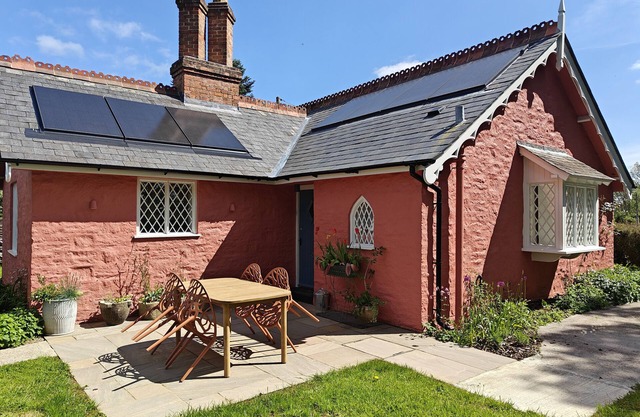 Nash Lodge - Two Bedroom House, Sleeps 4