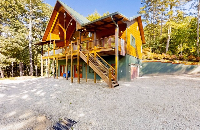 Nature's Edge | House in Franklin with a wood stove & mountain views