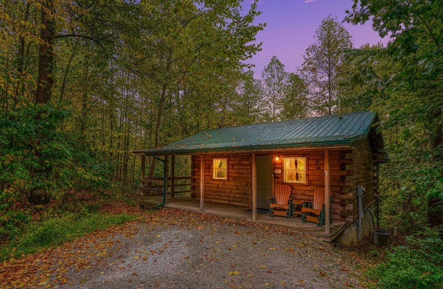 Nature's Paradise: Pet friendly couples cabin w/hot tub in Hocking Hills