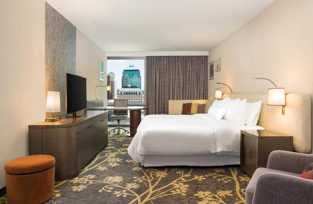 Near Lakefront & Downtown Attractions, Fitness Center, Bar