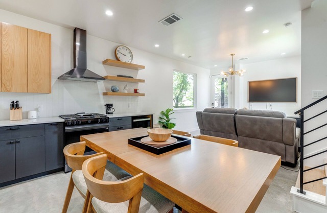 Near Restaurants & Parks: Home 3 Mi to Dtwn Austin