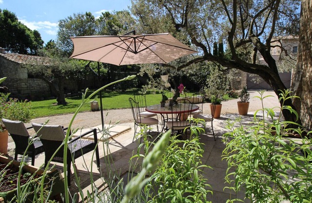 Near Saint-Rémy-de-Provence, air-conditioned farmhouse, heated pool
