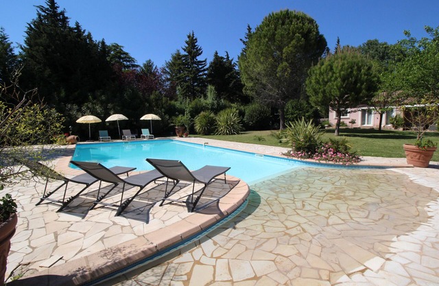 Near St-Rémy-de-Provence, holiday villa with nice pool. Dog welcome
