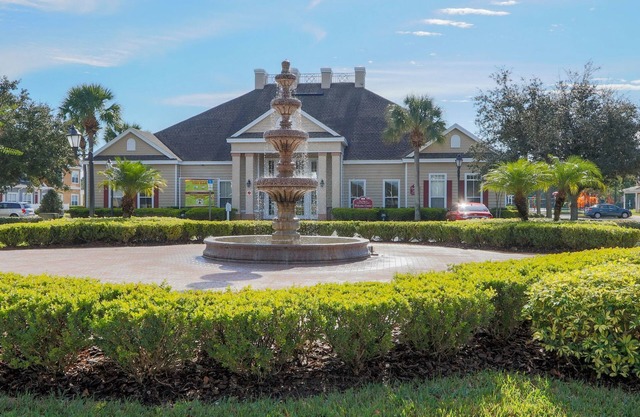 Near Theme Parks! Gorgeous 3 BR Town Home, Splash Park, Pool, Lake, And More!