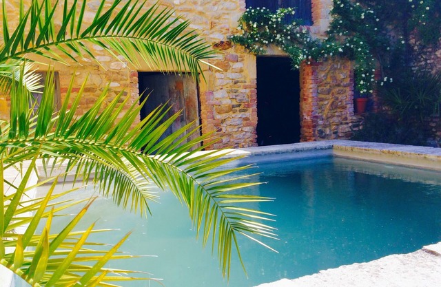 Near UZES- CHARM- Village center- heated pool- Cozy-Very well equipped