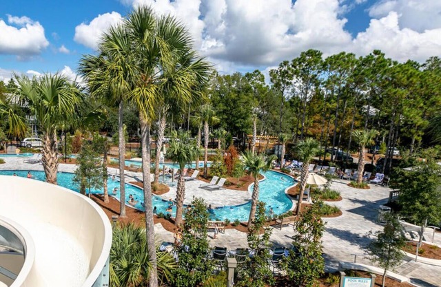 Nestled in Watercolor, golf Cart & Bikes Included! club access! Relax in style!