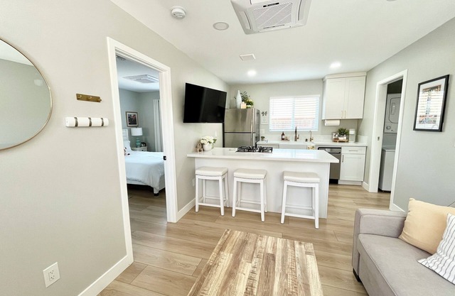 NEW 1-bdrm with kitchen /living room in Guesthouse with Wifi, AC & soft water