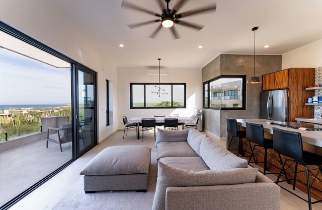 New 3-bedroom Home - Pool & jacuzzi - 10 minute walk to South beach
