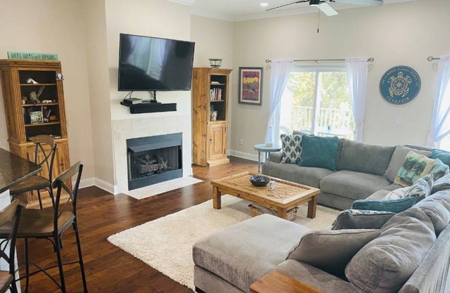 New 3 BR Townhouse, 2 miles from Downtown Folly