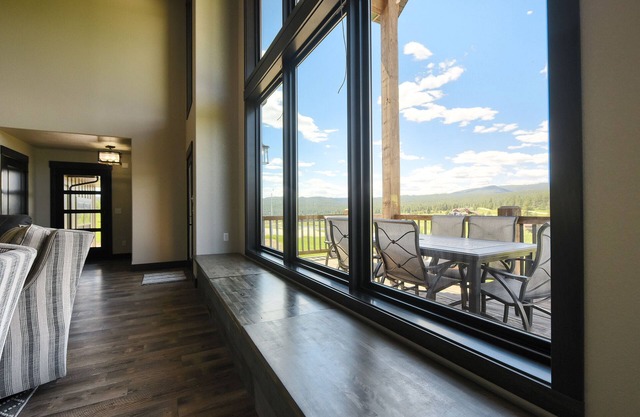 New 3300+ Sq. Ft. Lodge Near Golf Course and Deadwood, Hot Tub and Great View