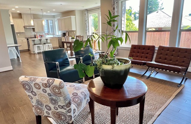 New 6 bedrooms 3 fullbath, king bed on main.single family large upscale home.