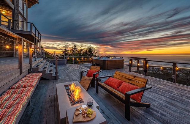 NEW 6400 SQFT BEACH MANSION, Ocean Views, Deck, Hot Tub, 3 Mins to Beach, Slp 25