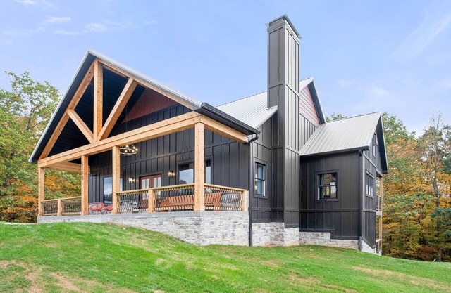 NEW at PATOKA lake! Big HOT TUB close to ramp POOL TABLE withn3 MASTER bedrooms!