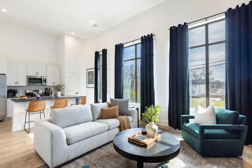 New Build Sleeps 12 2 Condos in Scenic Bluffside Minutes to Downtown