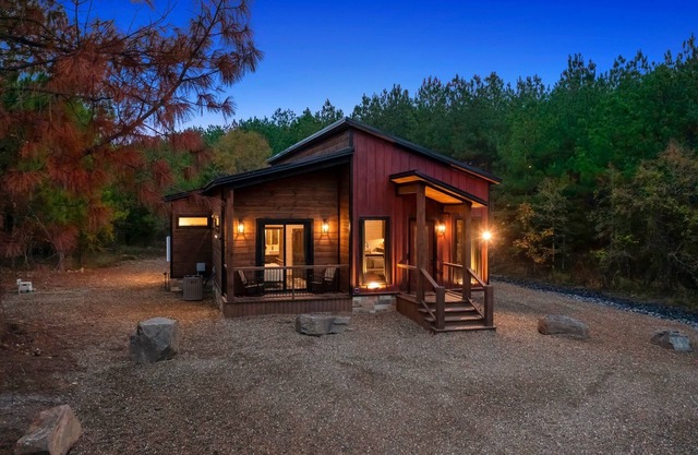New Cabin Special! Perfect patio, ATV trails, hiking/biking, close to everything