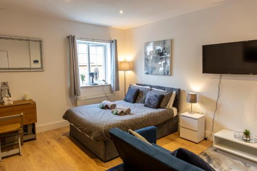 New! Central & Cosy with Smart TV, Book Your Stay!