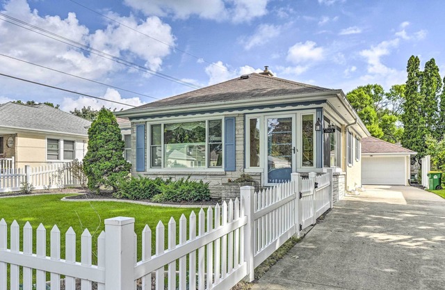 NEW! Central Green Bay Home, 3 Mi to Lambeau Field