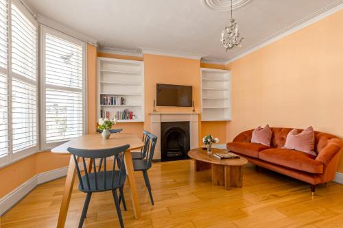 New! Cosy 2BR Victorian Flat, Zone 2, Mins to Tube