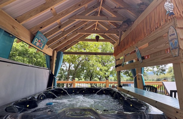 New cottage with Hot Tub, Tiki Bar, Sauna, and Plunge Tub. Million Dollar Views