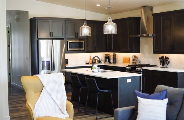 New Cozy, Modern 3-bedroom home. Close to dtwn CDA
